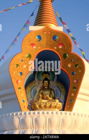 Kalacharka Stupa in der Nähe des Karma Guen buddhistischen Zentrums in Velez-Malaga in der Region Axarquia in Andalucia, Spanien, Europa Stockfoto