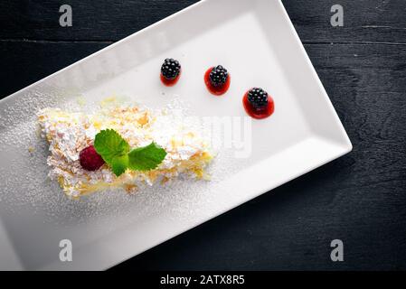 Püree Cream Cake. Auf Holzgrund. Draufsicht. Freier Speicherplatz für Ihren Text. Stockfoto