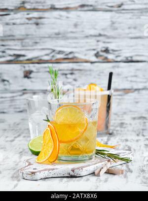 Cocktail Pate. Whiskey und Mandellikör. Alkoholischer Cocktail im Glas. Auf Holzgrund. Draufsicht. Freier Speicherplatz. Stockfoto