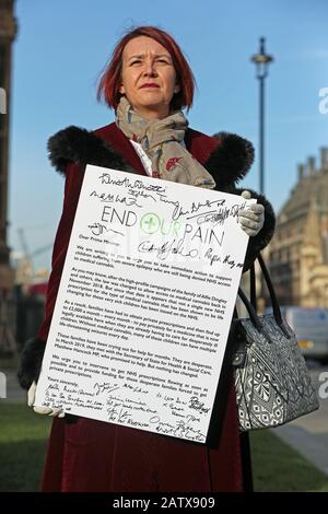 Doktor Callie Seaman, ein medizinischer Cannabisbefürworter, der eine von verschiedenen Abgeordneten unterschriebene Botschaft im Old Palace Yard, Westminster, hält, da Familien mit schwer epileptischen Kindern in einer Petition an die 10 Downing Street, London, die den Zugang zu medizinischem Cannabis auf dem NHS fordert. Stockfoto