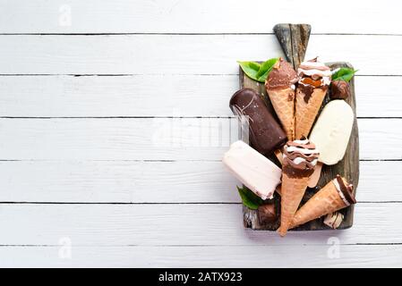 Eis. Eine große Auswahl an Eiscreme auf weißem Hintergrund. Draufsicht. Freier Speicherplatz. Stockfoto