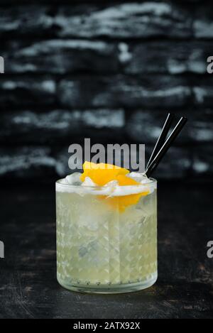 Cocktail Gin Tonic mit Zitrusfrüchten in einem Glas. Auf Holzgrund. Draufsicht. Freier Speicherplatz. Stockfoto