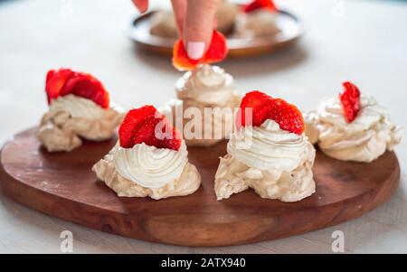 Der Prozess, Pavlova Dessert zu kreieren und das Meringue zu schmücken Stockfoto