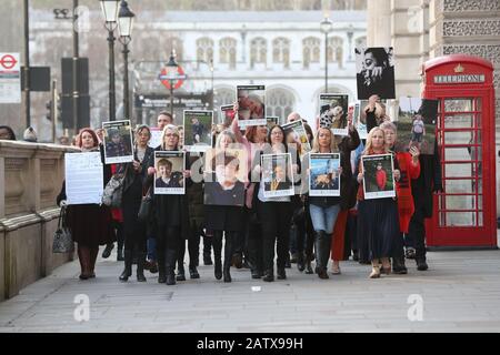 Familien mit schwer epileptischen Kindern, die Schilder halten, marschieren in die Downing Street, London, um eine Petition zu überreichen, in der sie den Zugang zu medizinischem Cannabis auf dem NHS fordern. Stockfoto