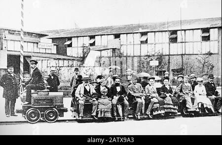 Die erste elektrische Eisenbahn der Welt - Siemens und Halske elektrische Eisenbahn auf der Berliner Industrieausstellung im Jahr 1879 Stockfoto