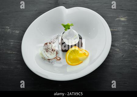 Schokoladenbacken mit Eiscreme. Brownies Auf Holzhintergrund. Draufsicht. Freier Speicherplatz. Stockfoto