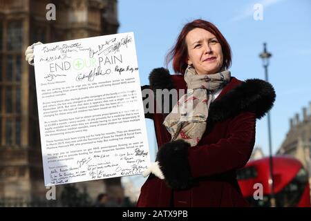 Doktor Callie Seaman, ein medizinischer Cannabisbefürworter, der eine von verschiedenen Abgeordneten unterschriebene Botschaft im Old Palace Yard, Westminster, hält, da Familien mit schwer epileptischen Kindern in einer Petition an die 10 Downing Street, London, die den Zugang zu medizinischem Cannabis auf dem NHS fordert. Stockfoto