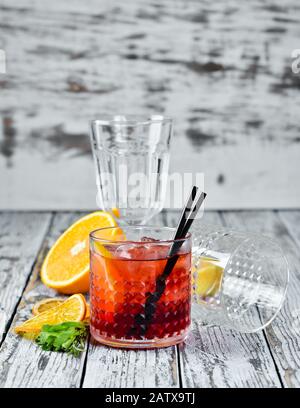 Negroni. Alkoholischer Cocktail. Auf Holzgrund. Draufsicht. Freier Speicherplatz. Stockfoto