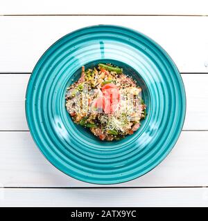 Risotto mit Kalbfleisch und Gemüse. Reis. In der Platte. Draufsicht. Freier Speicherplatz für Ihren Text. Rustikaler Stil. Stockfoto