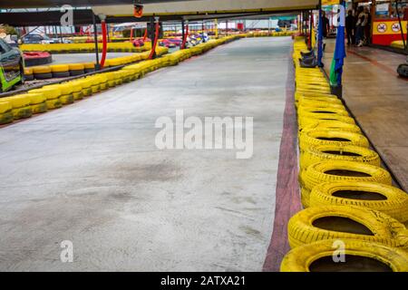 Gelbe Reifen als Sicherheit auf einer inneren Kartbahn Stockfoto