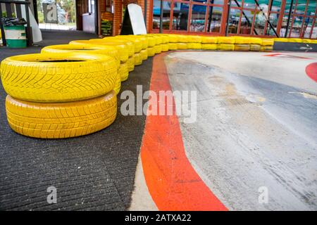 Gelbe Reifen als Sicherheit auf einer inneren Kartbahn Stockfoto