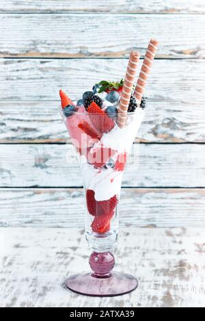 Eis mit wilden Beeren. Dessert. Draufsicht. Stockfoto