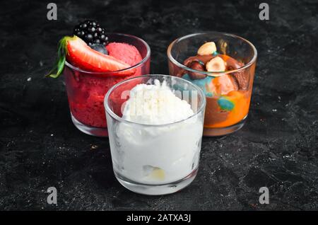Ein Set Eis mit Früchten, Beeren und Süßigkeiten. Dessert. Draufsicht. Stockfoto
