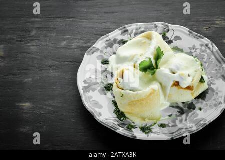 Pfannkuchen mit Blaukäse, brie-käse und Parmesankäse. Auf Holzgrund. Draufsicht. Freier Speicherplatz für Ihren Text. Stockfoto