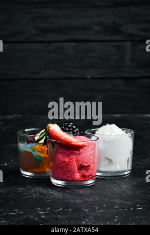 Ein Set Eis mit Früchten, Beeren und Süßigkeiten. Dessert. Draufsicht. Stockfoto