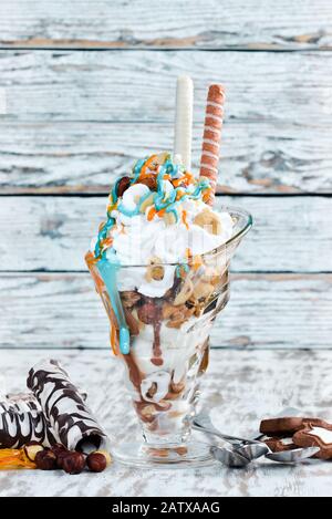 Eis mit Nüssen und Karamell. Draufsicht. Stockfoto