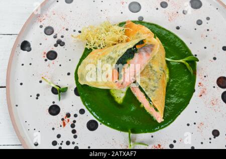 Rollen mit Lachs und Spinat. Lavash. In der Platte. Draufsicht. Freier Speicherplatz für Ihren Text. Rustikaler Stil. Stockfoto