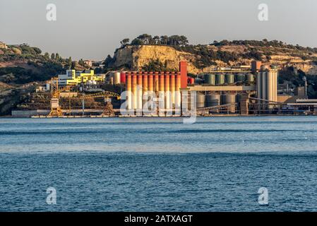 Bunte Industriesilos am Versandterminal neben dem Stadtgebiet am Tejo in Portugal bei Sonnenschein am Nachmittag Stockfoto