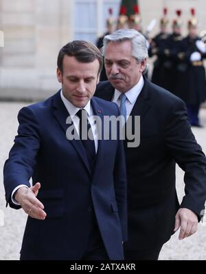 Paris, Frankreich. Februar 2020. Der französische Präsident Emmanuel Macron (Front) trifft sich mit dem Besuch des argentinischen Präsidenten Alberto Fernández im Palast Elysee in Paris, Frankreich, 5. Februar 2020. Kredit: Xinhua/Alamy Live News Stockfoto