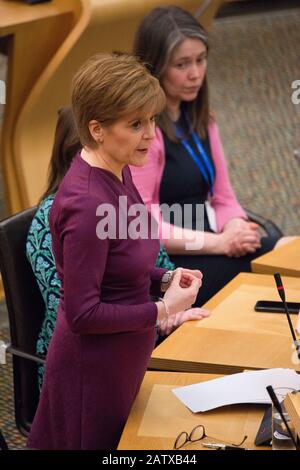 Edinburgh, Großbritannien. Februar 2020. Abgebildet: Nicola Sturgeon MSP - Erster Minister von Schottland und Führer der Scottish National Party. Ministererklärung: Unabhängige Pflegeüberprüfung. Szenen aus der Debattierkammer im schottischen Parlament, Holyrood in Edinburgh. Kredit: Colin Fisher/Alamy Live News Stockfoto