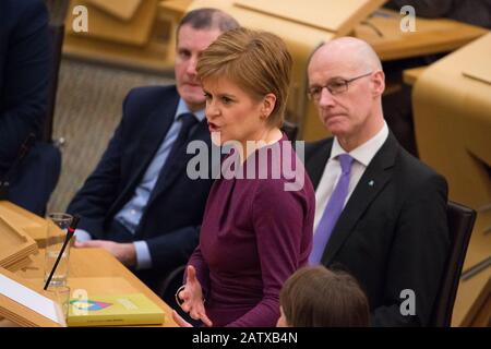 Edinburgh, Großbritannien. Februar 2020. Abgebildet: Nicola Sturgeon MSP - Erster Minister von Schottland und Führer der Scottish National Party. Ministererklärung: Unabhängige Pflegeüberprüfung. Szenen aus der Debattierkammer im schottischen Parlament, Holyrood in Edinburgh. Kredit: Colin Fisher/Alamy Live News Stockfoto