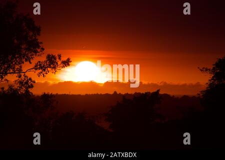 Farbenfroher Sonnenaufgang in Anchieta, Bundesstaat Espirito Santo, Brasilien Stockfoto