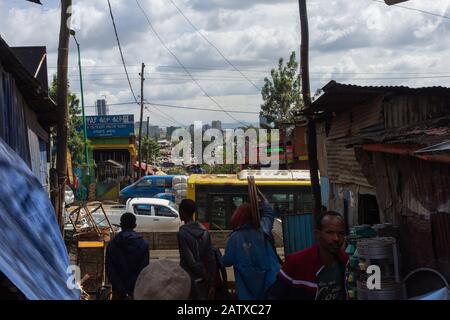 Addis Abeba, Äthiopien - November 2018: Mercato - großer Freiluftmarkt gilt als der größte Markt Afrikas zum Verkauf und Kauf von Waren Stockfoto