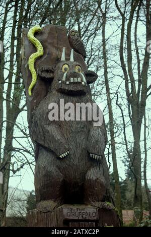 Glasgow, Schottland, Großbritannien, 5. Februar 2020: Großbritannien Wetter: Erste Schneefälle in Kilmardinny Holzhaus der Gruffalo besucht und gelebt in der Nähe des Autors und erinnert an einen Pfad, der Skulpturen aus dem Kinderklassiker umfasst. Copywrite Gerard Ferry/Alamy Live News Stockfoto