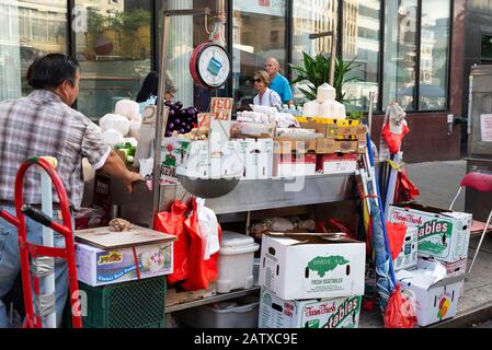 New York City, USA - 2. August 2018: Händler auf einem Flohmarkt für Obst und Gemüse auf einer Straße in Chinatown, Manhattan, New York City, USA Stockfoto