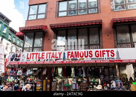 New York City, USA - 2. August 2018: Anzeige eines Souvenirshops in Chinatown, Manhattan, New York City, USA Stockfoto