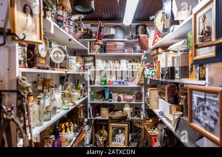 Antique store mit Collectibles überfüllt. Stockfoto