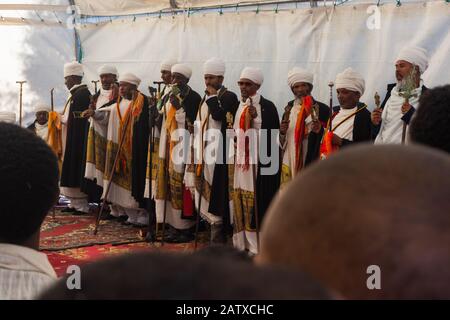 Lalibela, Äthiopien - Nov 2018: Älterer Mann singt Zeremonie auf Pilgerreise in Lalibela Untergrundkirchen Stockfoto