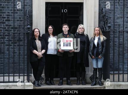 (Von links nach rechts) Lauren Abernethy, Joanne Griffiths, Anthony Clarry, Karen Gray und Dee Morris in einer Petition an die 10 Downing Street, London, die den Zugang zu medizinischem Cannabis an der NHS fordert. Stockfoto