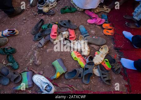 Bunte Schuhlaufen vor der Lalibela-Untergrundkirche. Schuhe sind im Tempel verboten. Äthiopien Stockfoto