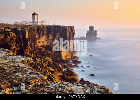 Blick Auf Leuchtturm Und Meer In Peniche Portugal Bei Sonnenuntergang Stockfoto