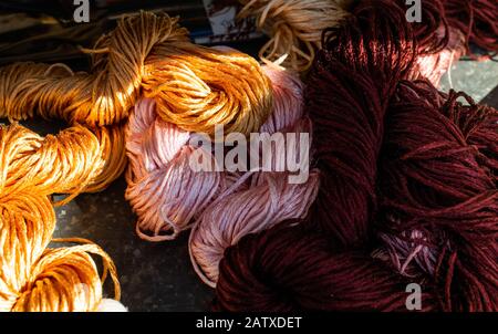 Bunte Strähnen von Seide Nahaufnahme Textur Hintergrund Stockfoto