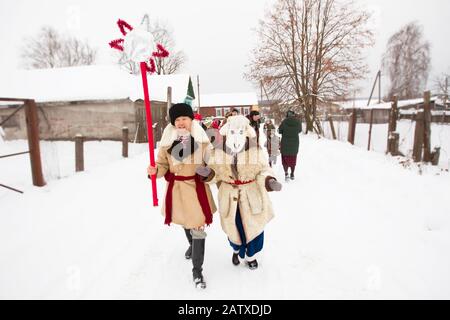 Weißrussland, die Stadt Gomil, 13. Januar 2019. Ritus eines großzügigen Abends. Kalyada-Zeremonie. Slavisches Volksfest am Vorabend des alten Neujahrs.Menschen Stockfoto