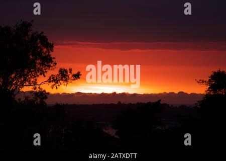 Farbenfroher Sonnenaufgang in Anchieta, Bundesstaat Espirito Santo, Brasilien Stockfoto