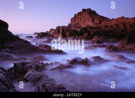 Guernsey. West Coast Felsen bei Sonnenuntergang. Stockfoto