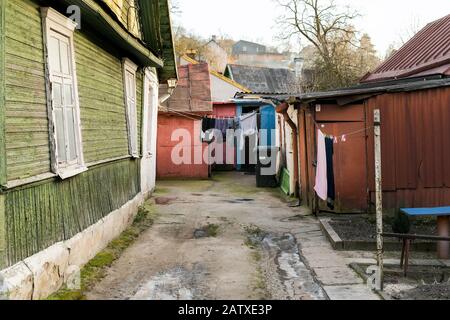 Gewaschene Kleidung, die außerhalb des Holzhauses hängt Stockfoto