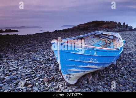 Guernsey. Kieselstrand mit verlassener offener Bootsanlegestelle. Stockfoto