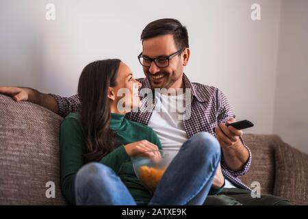 Paare entspannen sich zu Hause. Sie sehen gerade fernsehen. Stockfoto