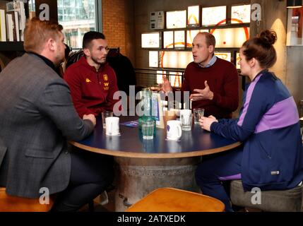 Der Herzog von Cambridge (zweite rechts) spricht mit (von links nach rechts) Oxford United Manager Karl Robinson, Aston Villa Mittelfeldspieler John McGinn und Tottenham Hotspur Verteidigerin Emma Mitchell während der Einführung Der Heads Up Wochenenden in Paddingtons Heist Bank, London. Stockfoto