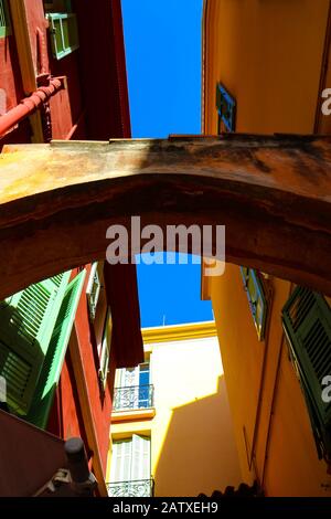 Farbenfrohe alte Gebäude in den Straßen des historischen Zentrums von Monaco, dem Felsen von Monaco (französisch: Le Rocher). Monaco-Ville, Monaco. Stockfoto