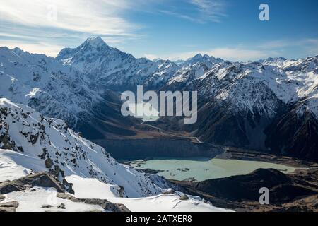 Malerischer Blick auf die Berge vom Mount Olivier am Mount Cook über den Hooker Lake, Gletscherlandschaft im Winter, Neuseeland Stockfoto