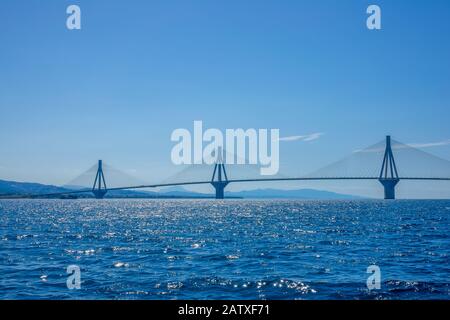 Griechenland. Bridge Rion Antirion. Drei hohe Pylone der Kabelbrücke über den Golf von Korinth bei sonnigem Wetter Stockfoto