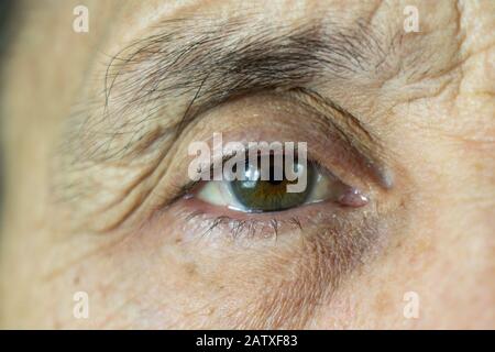 Nahaufnahme des alten Mannauges. Das Auge eines älteren Mannes 55 Jahre Stockfoto
