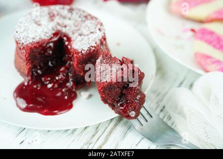 Hausgemachter Ted Velvet Molten Kuchen/Valentinstag Dessert, selektiver Fokus Stockfoto