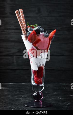 Eis mit wilden Beeren. Dessert. Draufsicht. Stockfoto