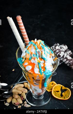 Eis mit Nüssen und Karamell. Draufsicht. Stockfoto